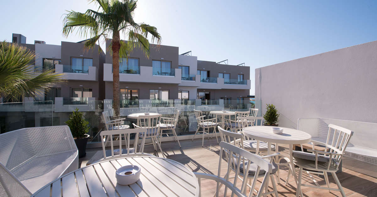 Een foto van het terras bij Hotel Cactus Bay