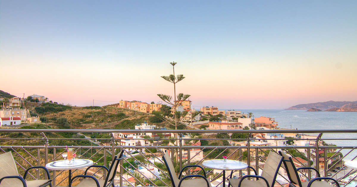 Een foto van het terras bij Aparthotel Athina