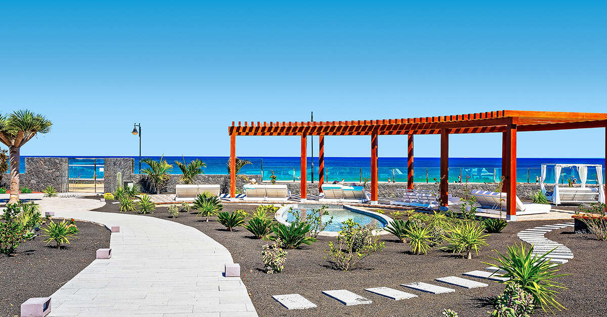 Een foto van het terras bij Lava Beach