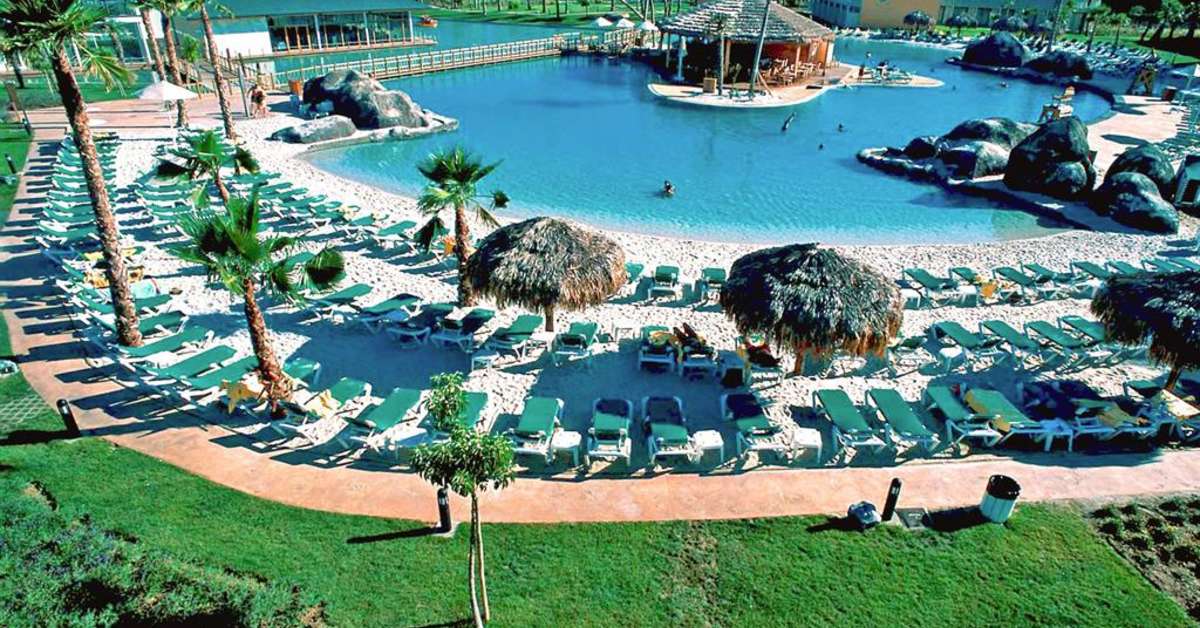 Een foto van het zwembad bij PortAventura Hotel Caribe