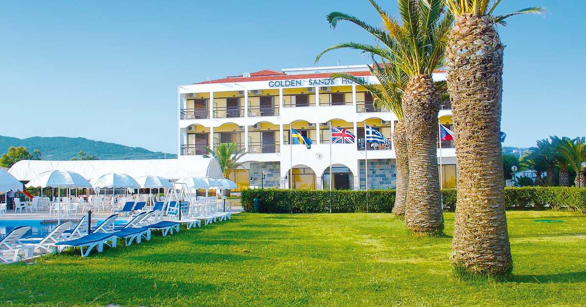 Een foto van het terras bij Golden Sands Hotel