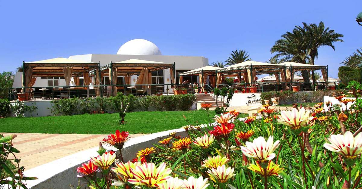 Een foto van het terras bij Djerba Plaza Thalasso & Spa