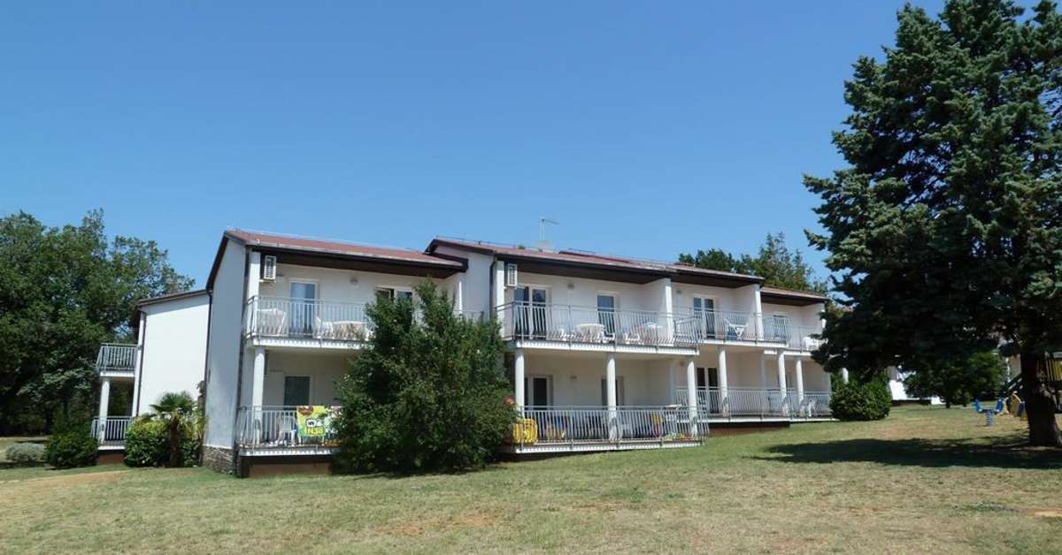 Een foto van de buitenkant van Ai Pini Medulin Resort