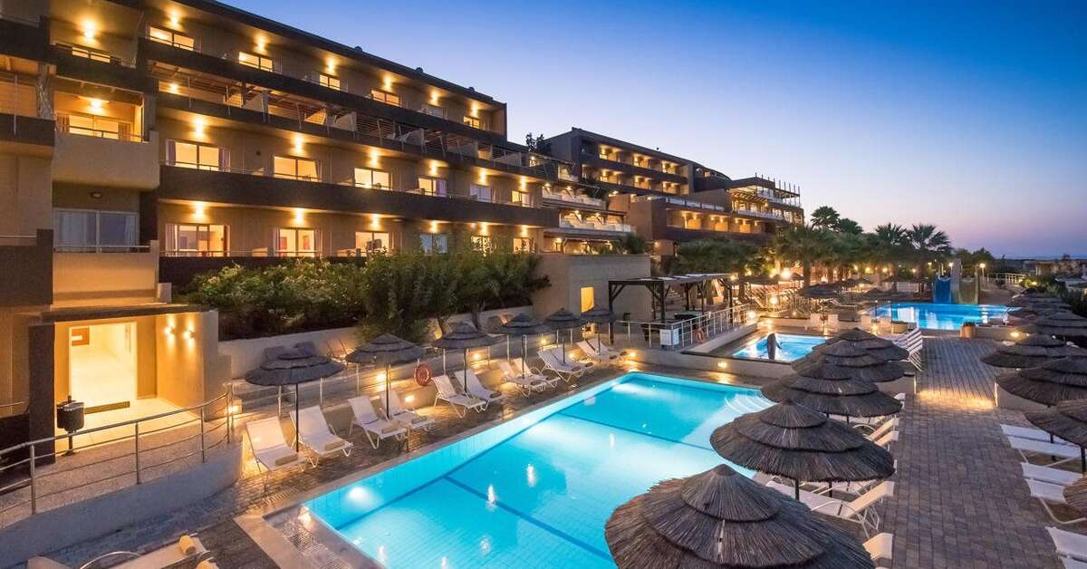 Een foto van het zwembad bij Blue Bay Resort & Spa