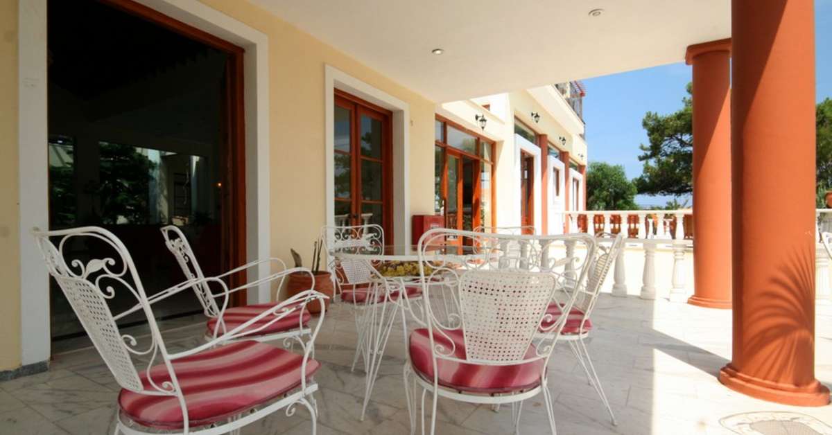 Een foto van het terras bij Alma Beach Hotel & Appartementen