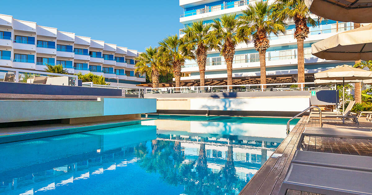 Een foto van het zwembad bij Blue Sea Beach Resort