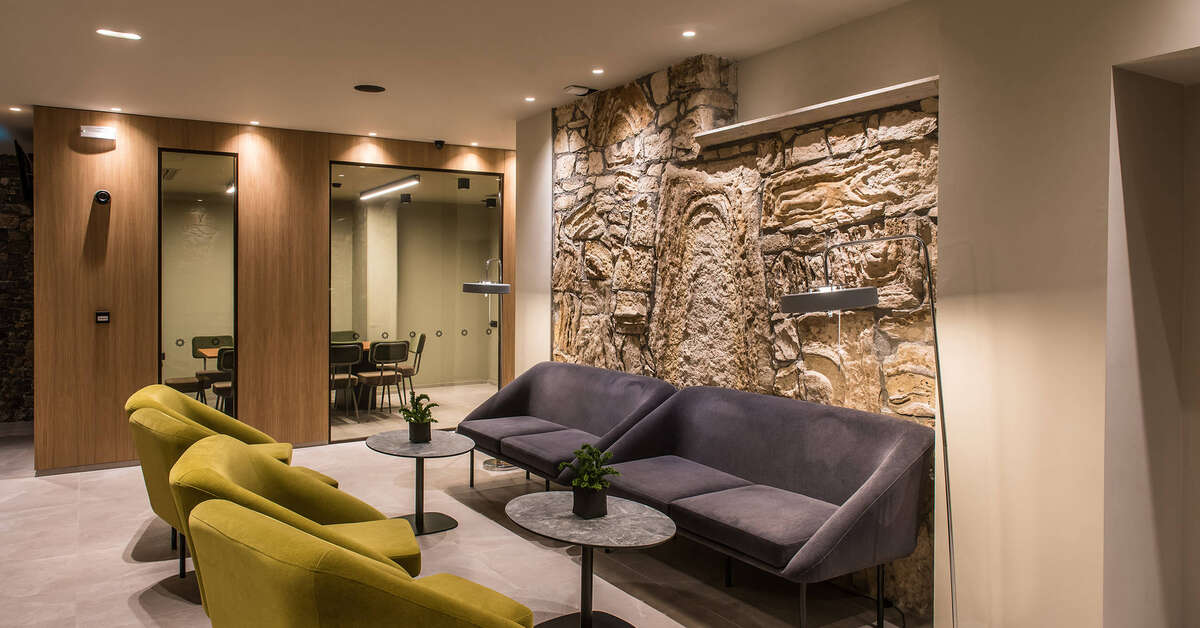 Een foto van het interieur van Petousis Hotel & Suites