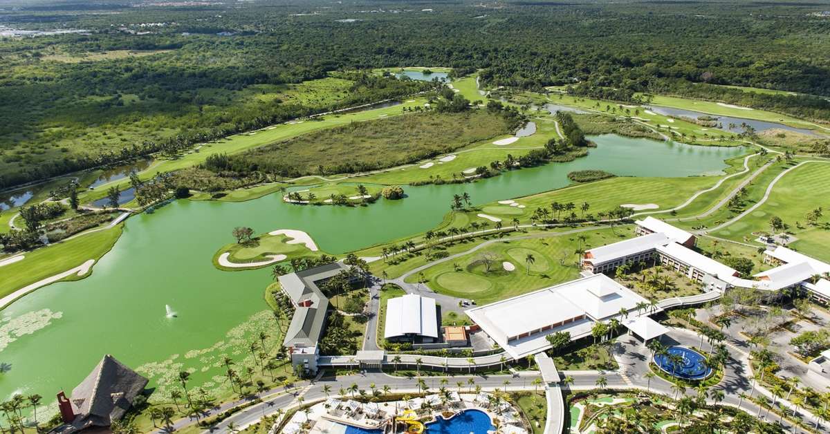 Een foto van de buitenkant van Barcelo Bavaro Palace