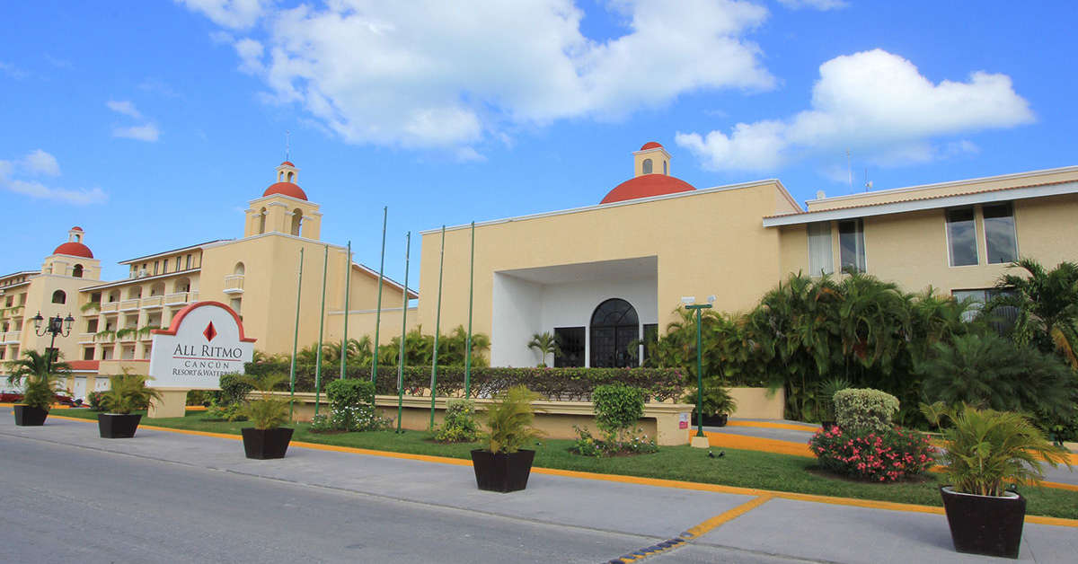Een foto van de buitenkant van All Ritmo Cancun Resort & Waterpark