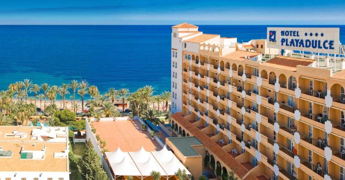 Een foto van de buitenkant van Playadulce Hotel