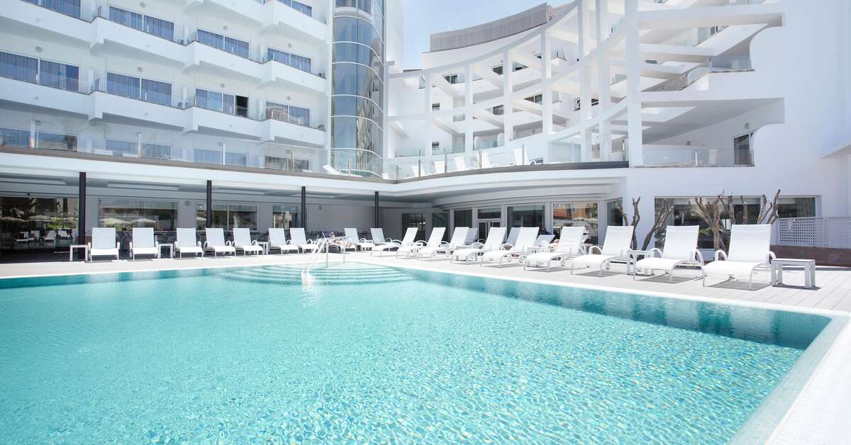 Een foto van het zwembad bij Grupotel Acapulco Playa