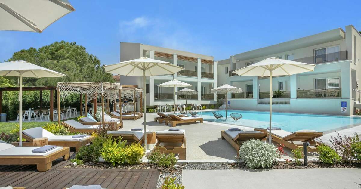 Een foto van het zwembad bij Mirablue Deluxe Residences