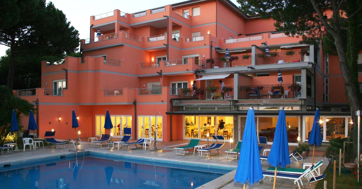Een foto van het zwembad bij Versilia Palace Hotel