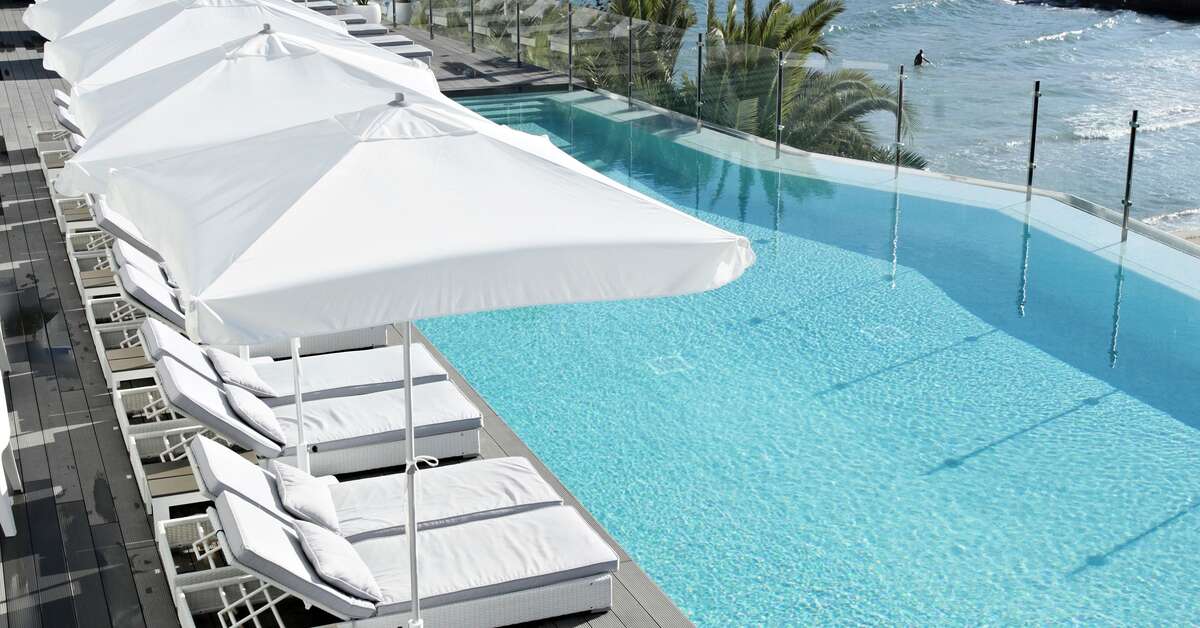 Een foto van het zwembad bij Grupotel Ibiza Beach Resort