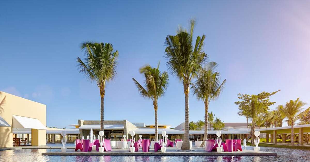 Een foto van het zwembad bij Barcelo Maya Grand Resort