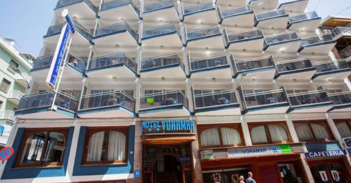 Een foto van de buitenkant van Hotel Voramar Benidorm