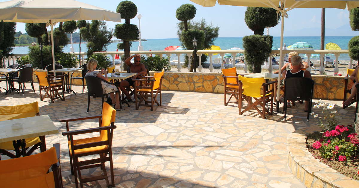 Een foto van het terras bij Hotel Angela Beach