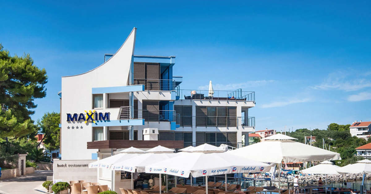 Een foto van de buitenkant van Hotel Maxim