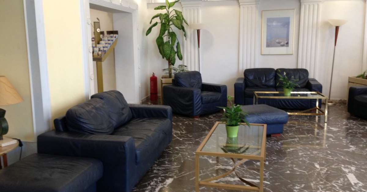 Een foto van het interieur van Candia Hotel