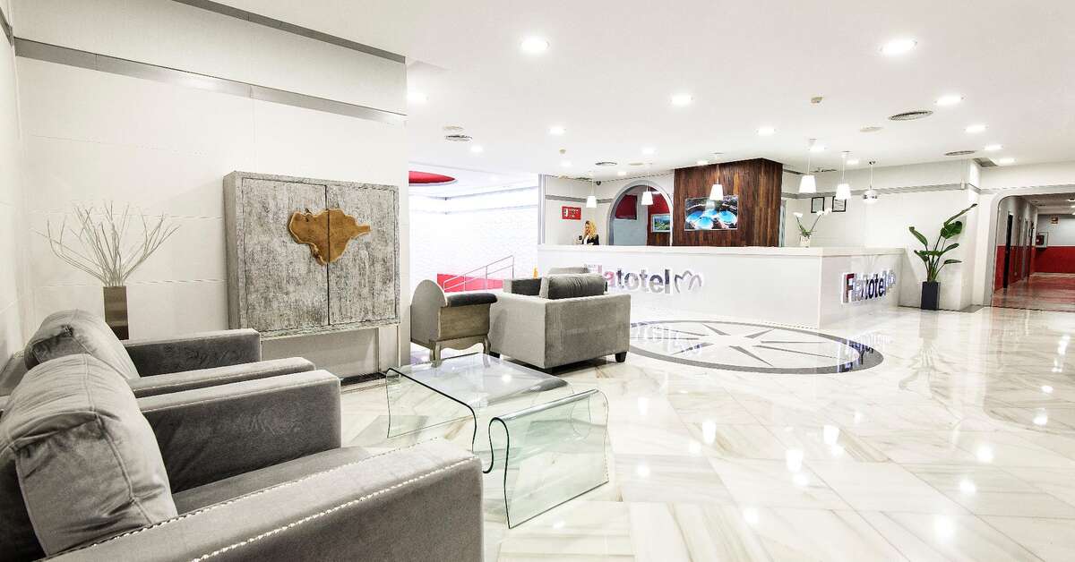 Een foto van het interieur van First Flatotel International