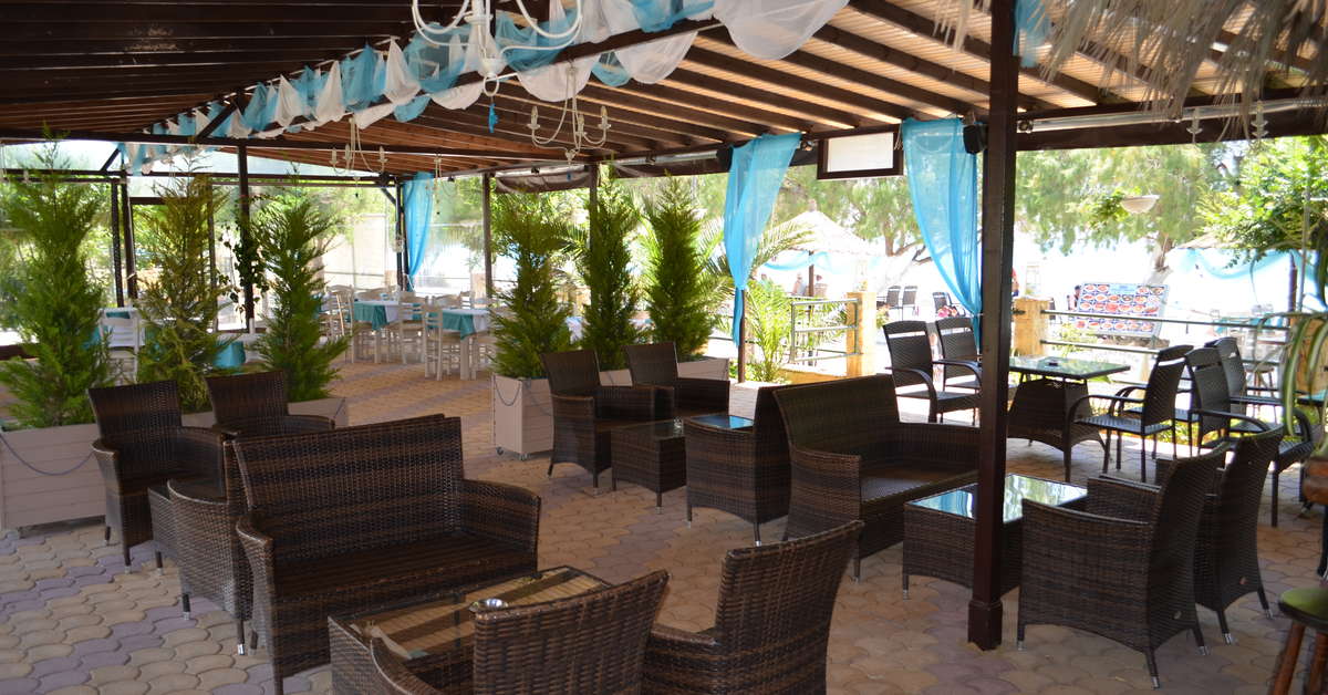 Een foto van het terras bij Grand Beach