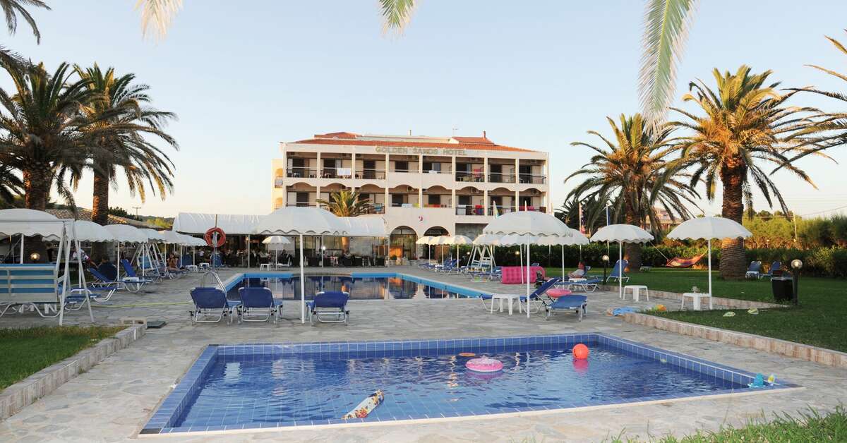 Een foto van het zwembad bij Golden Sands Hotel