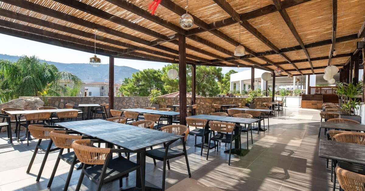 Een foto van het terras bij Costa Lindia Beach Resort