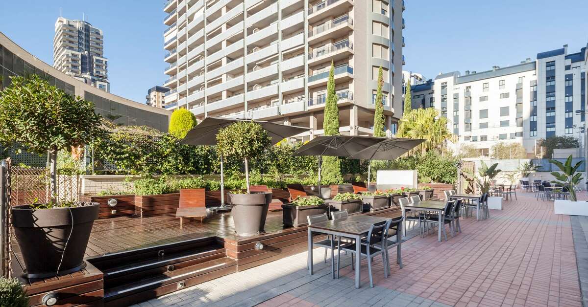Een foto van het terras bij Hotel Ilunion Valencia 3