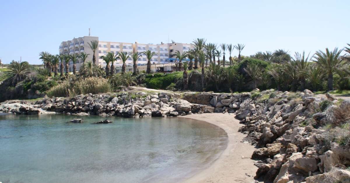 Een foto van de buitenkant van Hotel Queens Bay
