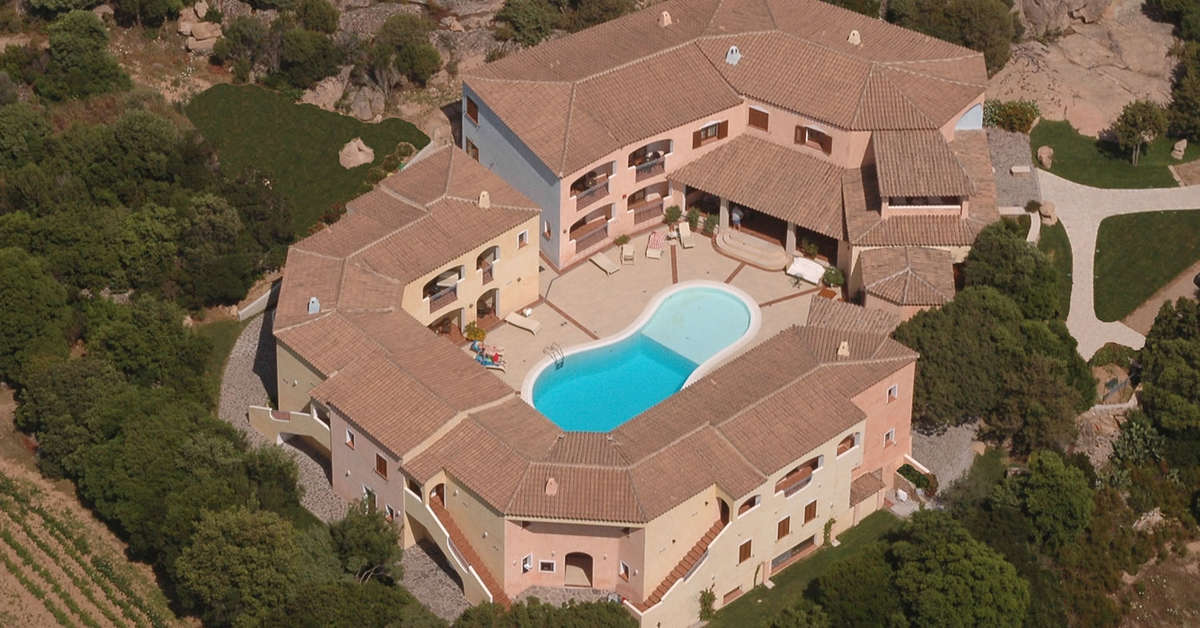 Een foto van de buitenkant van Hotel Monti Di Mola