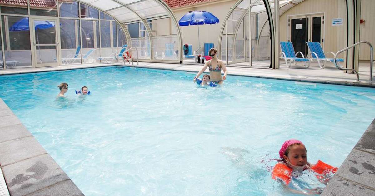 Een foto van het zwembad bij Residence Odalys Les Villas de la Baie