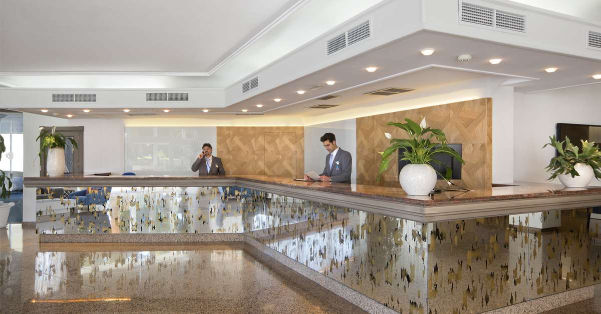 Een foto van het interieur van Grupotel Orient