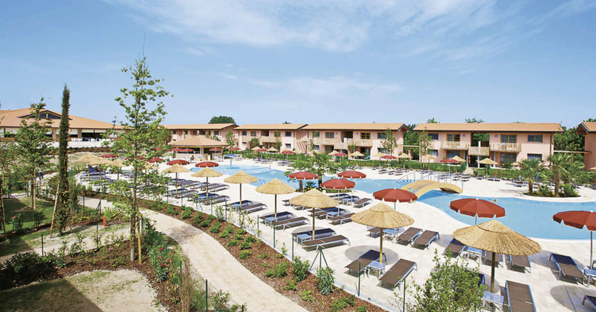 Een foto van het zwembad bij Green Village Resort