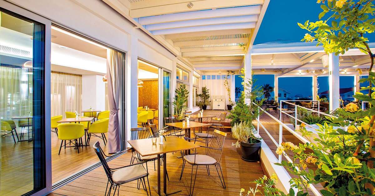 Een foto van het terras bij Hotel Lordos Beach