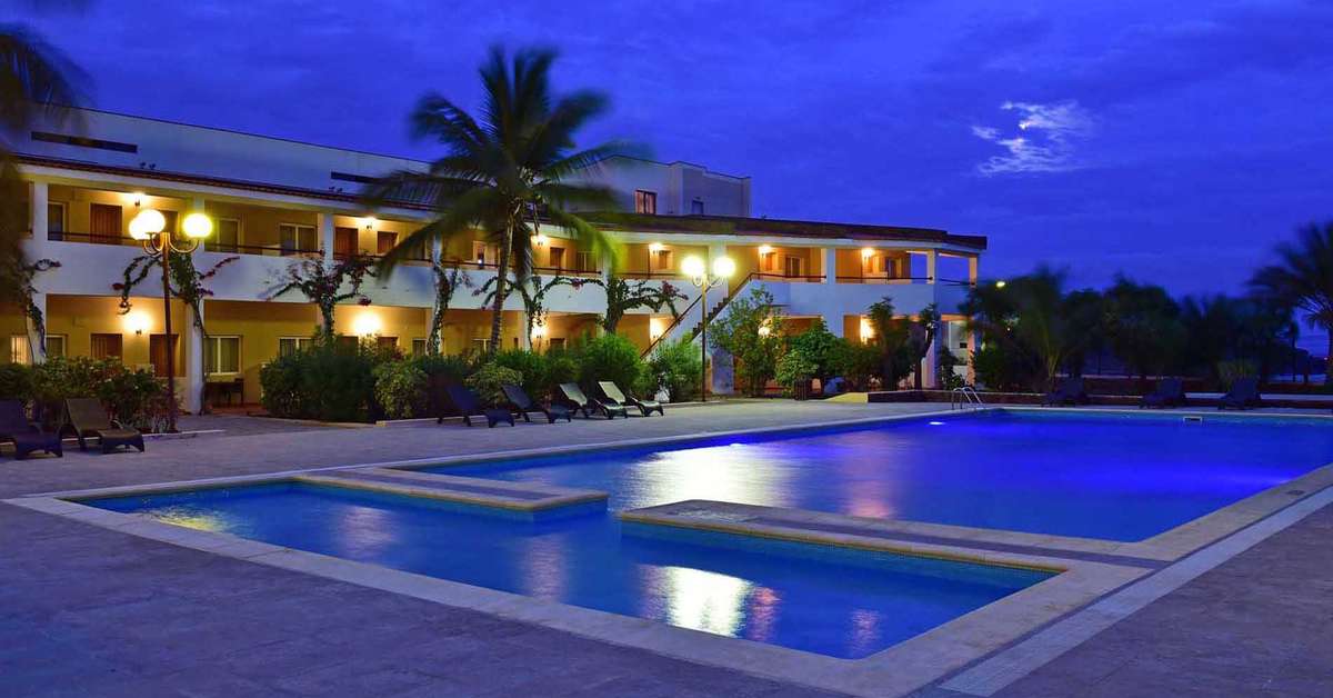 Een foto van het zwembad bij Pestana Tropico