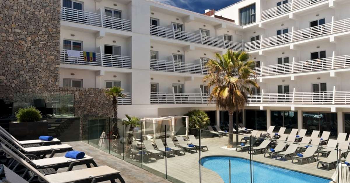 Een foto van het zwembad bij Barcelo Hamilton Menorca