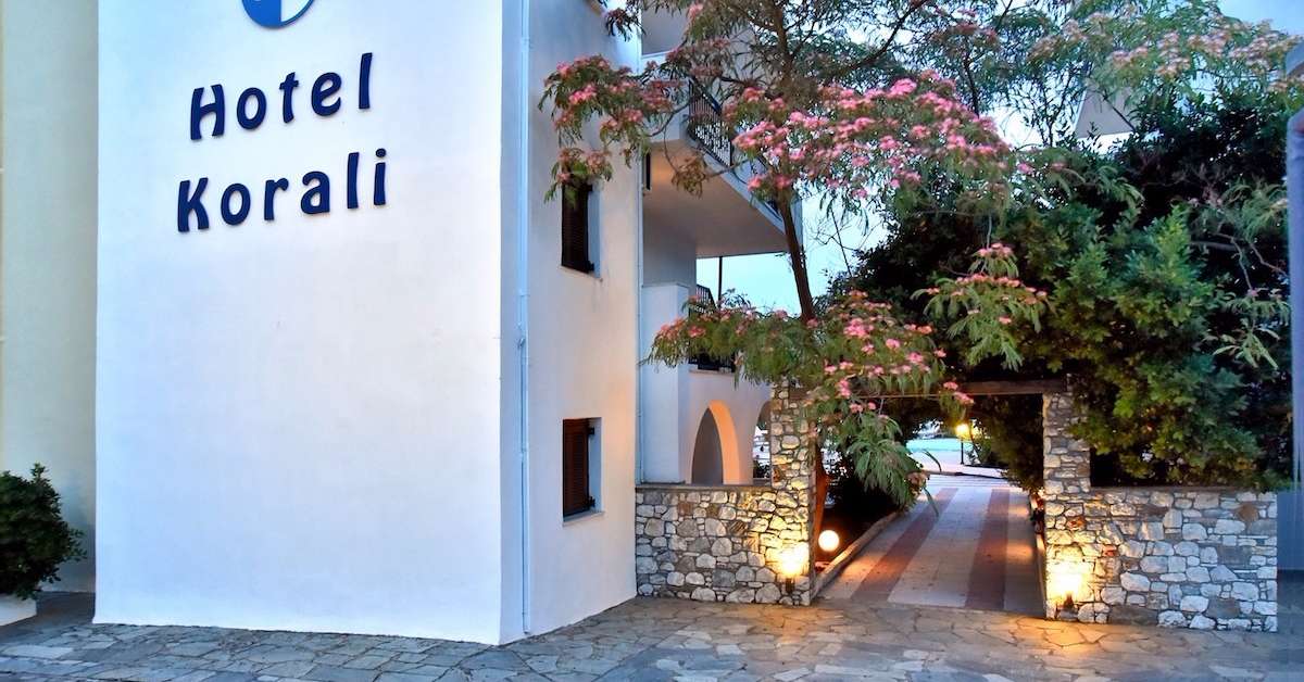 Een foto van de buitenkant van Skiathos Korali Hotel