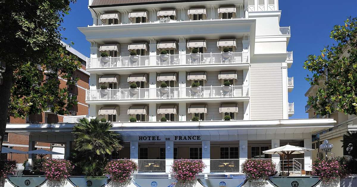 Een foto van de buitenkant van Hotel De France