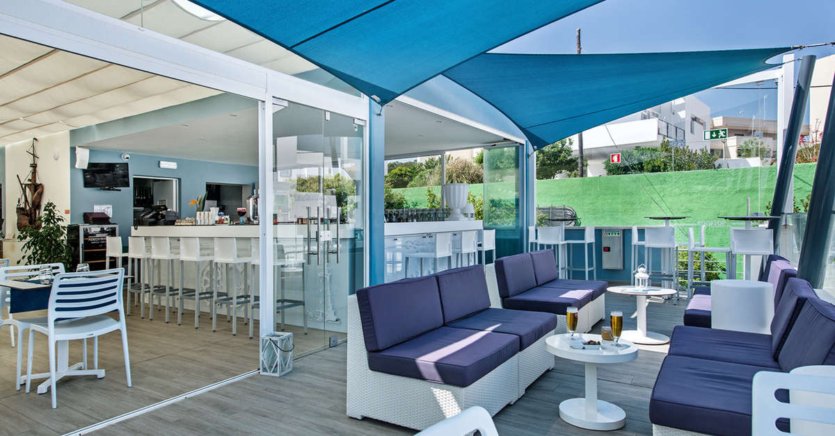 Een foto van het terras bij Carvi Beach Hotel
