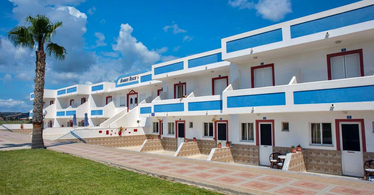 Een foto van de buitenkant van Mammis Beach Hotel