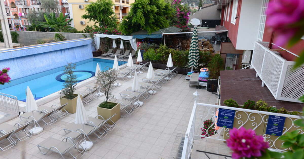 Een foto van het terras bij Tonoz Beach Hotel