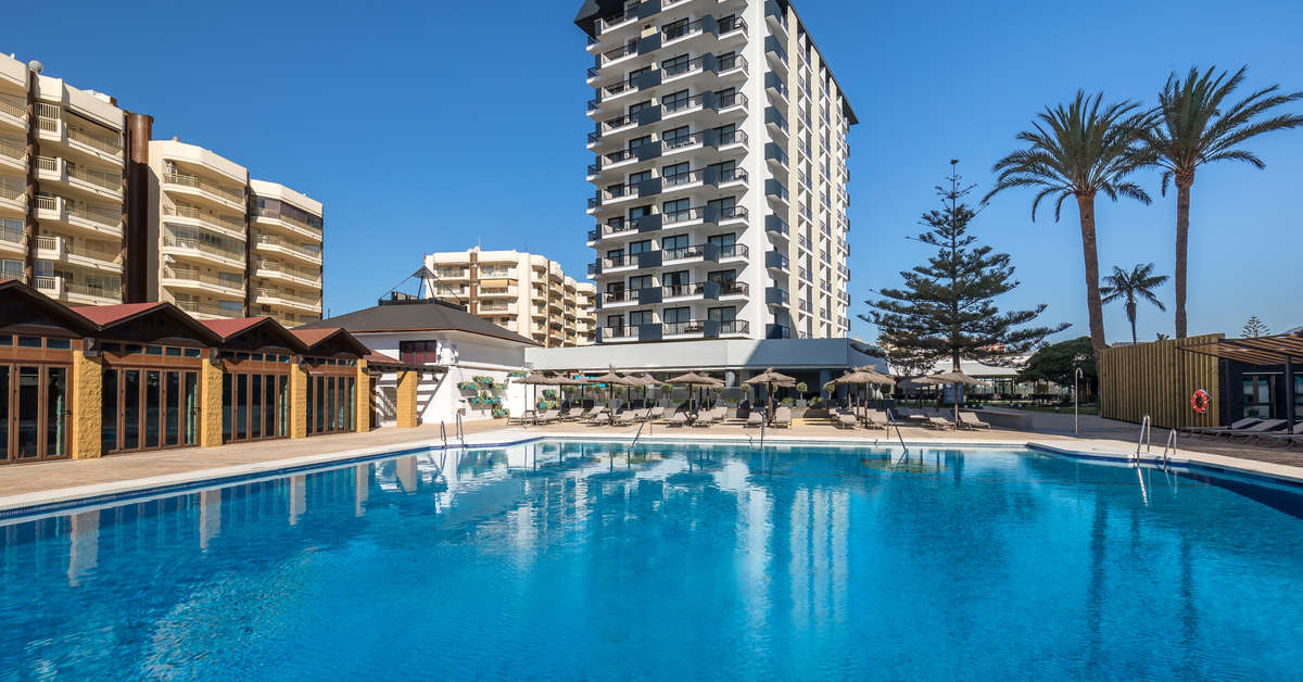 Een foto van het zwembad bij Occidental Fuengirola