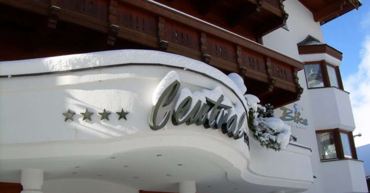 Een foto van de buitenkant van Central Alpen Comfort Hotel