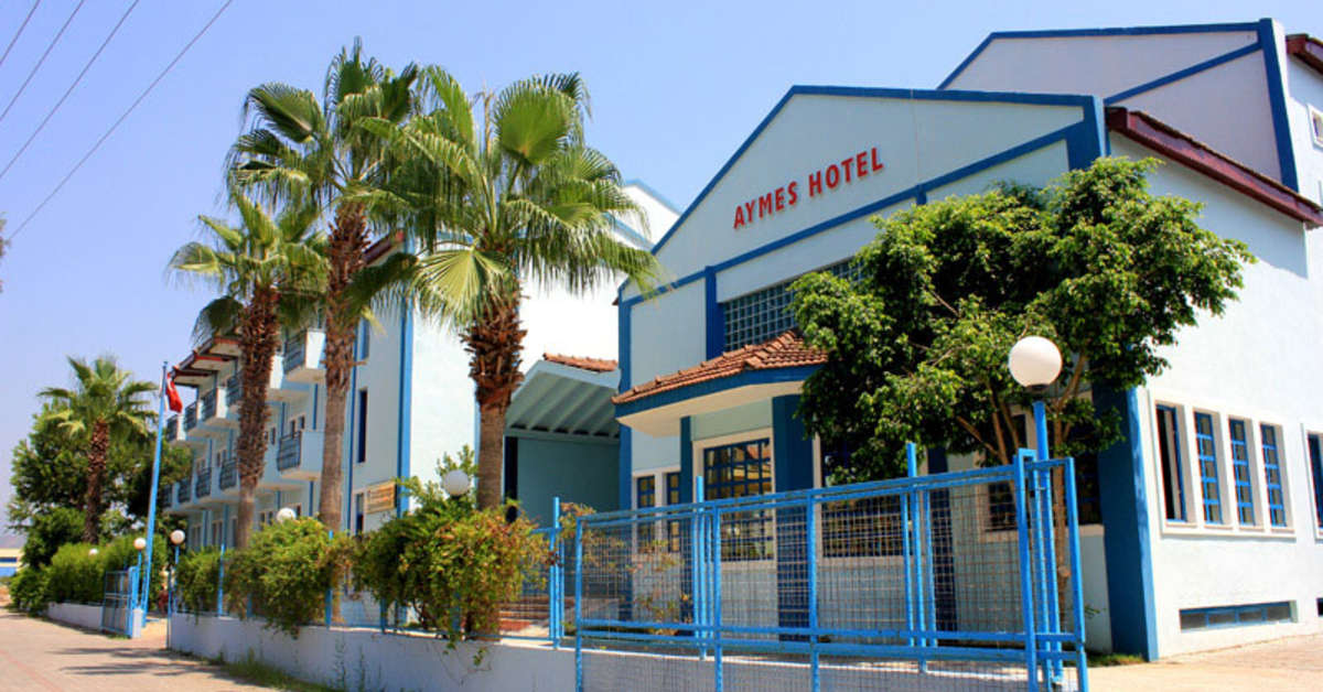 Een foto van de buitenkant van Aymes Hotel