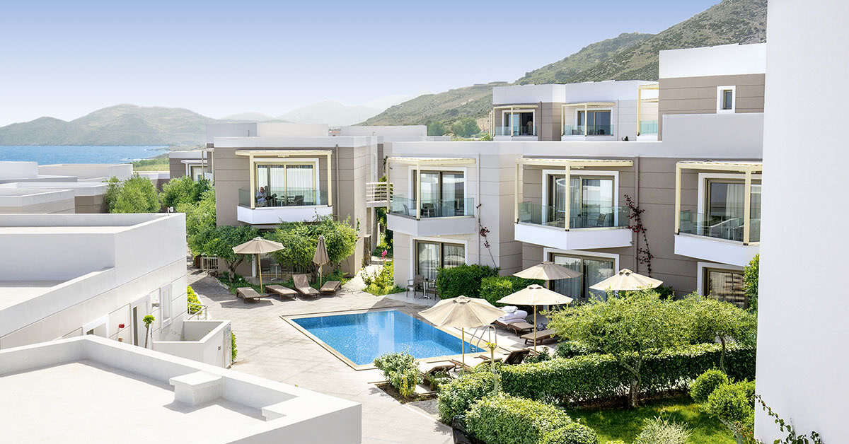Een foto van het zwembad bij The Royal Blue Resort & Spa
