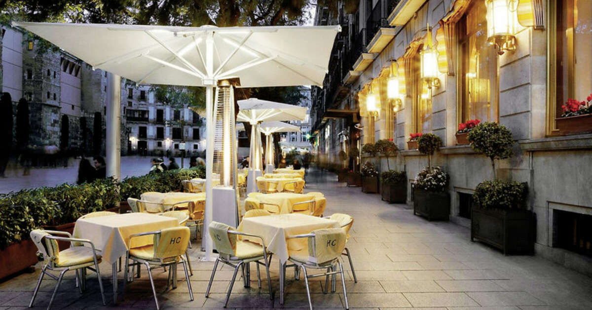 Een foto van het terras bij Lamaro Hotel