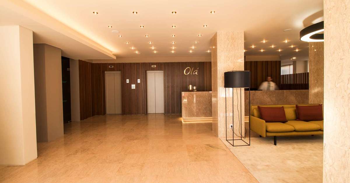 Een foto van het interieur van Girassol Hotel