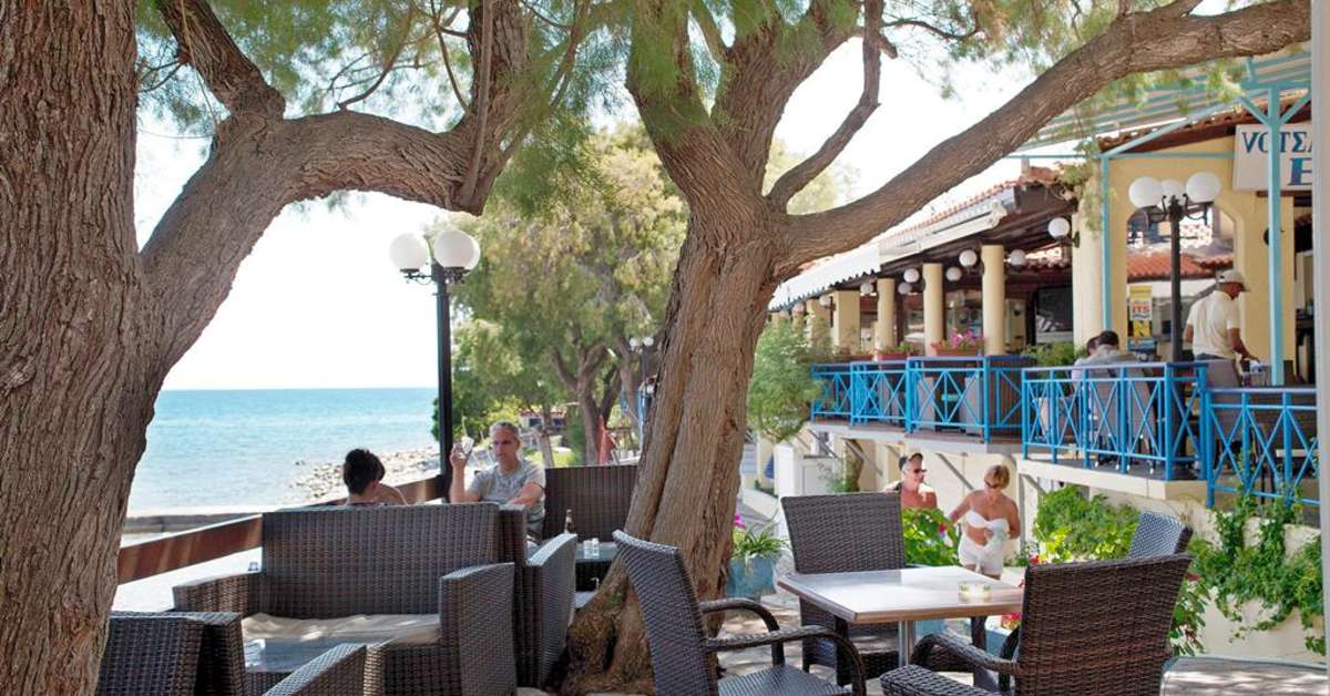 Een foto van het terras bij Votsalakia Hotel
