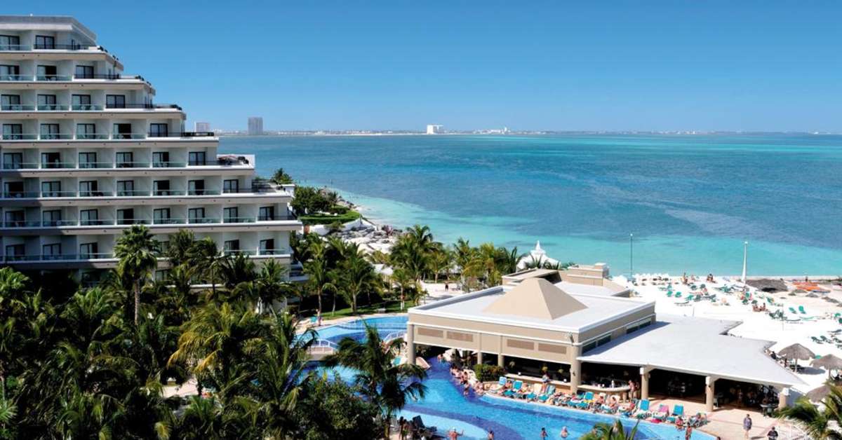 Een foto van het zwembad bij Riu Caribe