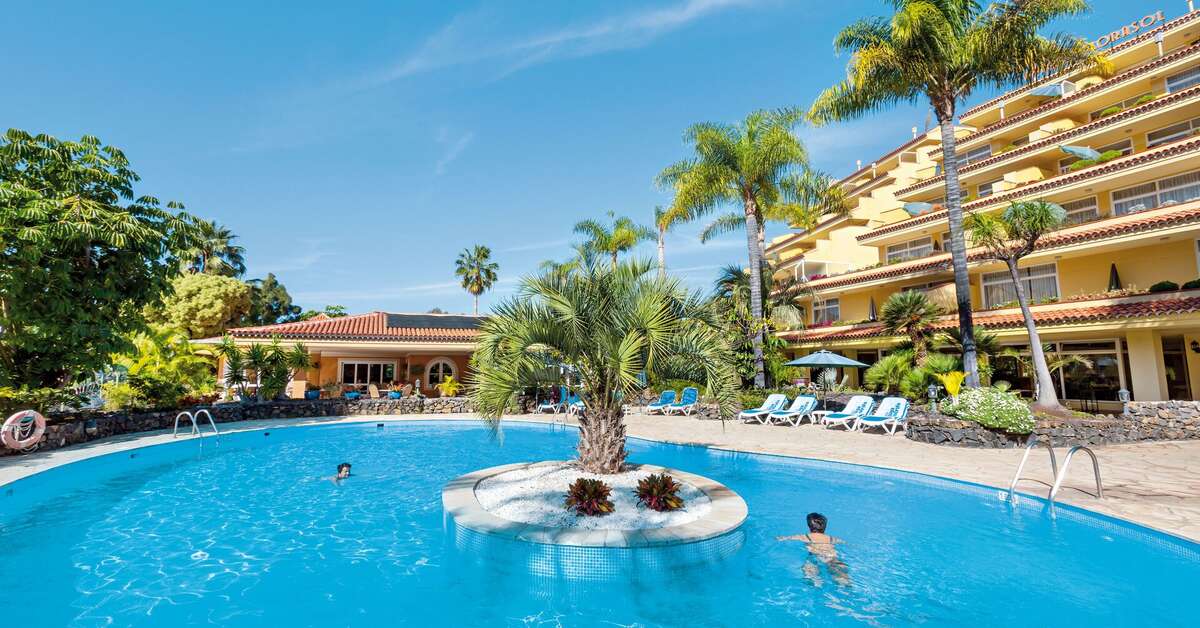 Een foto van het zwembad bij Aparthotel Tigaiga Suites
